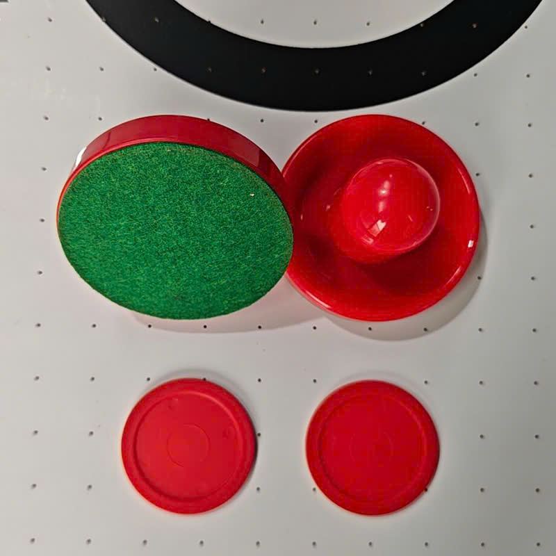 Tay đẩy và puck dùng khi chơi bàn Air Hockey